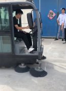 揚子全封閉掃地車(chē)，客戶(hù)上門(mén)試機中！