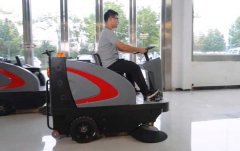 揚子S6電動(dòng)掃地車(chē)進(jìn)駐常州寶龍廣場(chǎng)物業(yè)小區